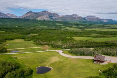 Prairies & Peaks Boutique Lodge, Twin Butte