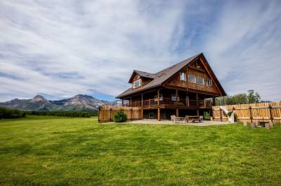 Prairies & Peaks Boutique Lodge, Twin Butte