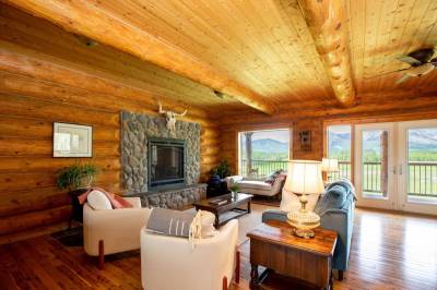 Prairies & Peaks Boutique Lodge, Twin Butte