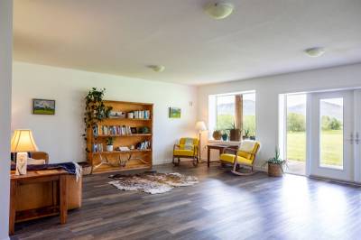 Prairies & Peaks Boutique Lodge, Twin Butte