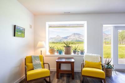 Prairies & Peaks Boutique Lodge, Twin Butte