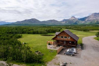 Prairies & Peaks Boutique Lodge, Twin Butte