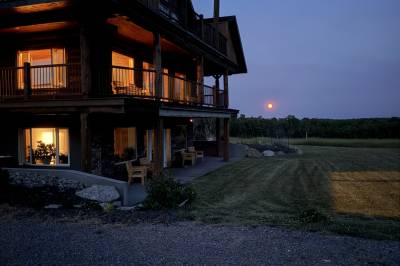 Prairies & Peaks Boutique Lodge, Twin Butte
