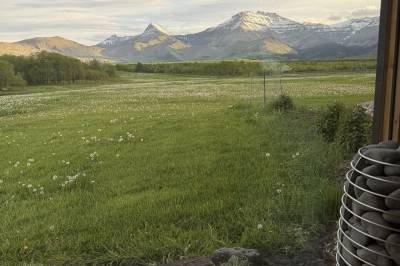 Prairies & Peaks Boutique Lodge, Twin Butte