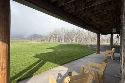 Prairies & Peaks Boutique Lodge, Twin Butte