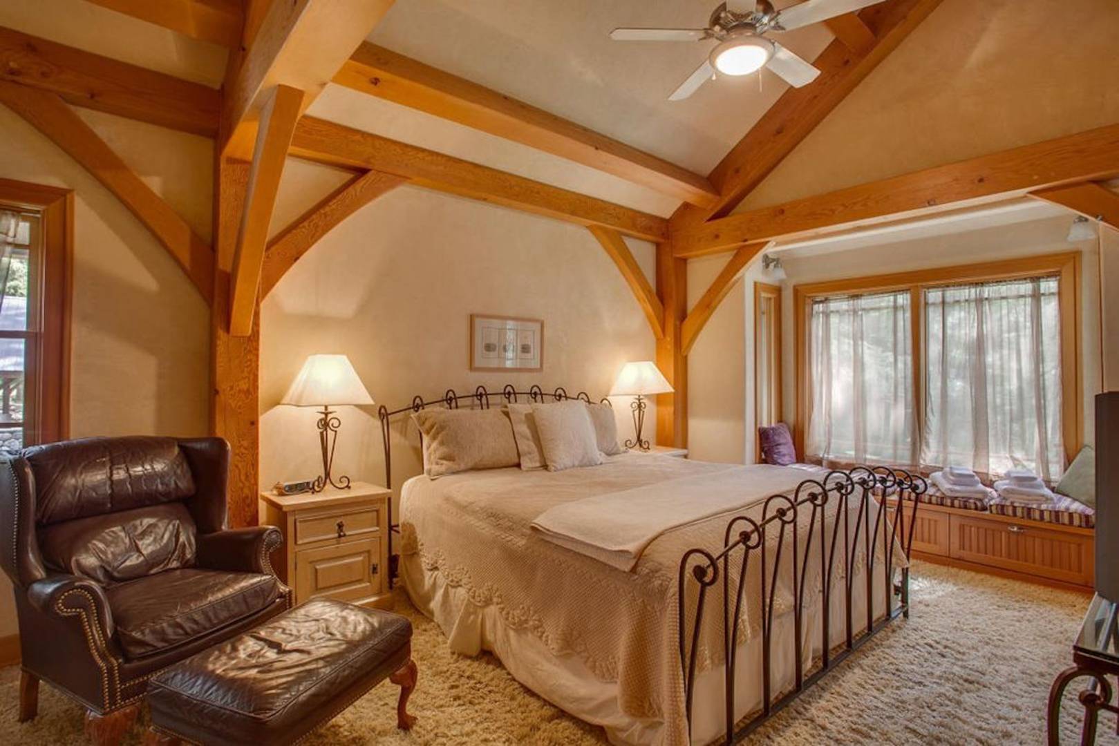 Ensuite bedroom, Snowgrass Lodge - A River & Mountain Retreat, Leavenworth